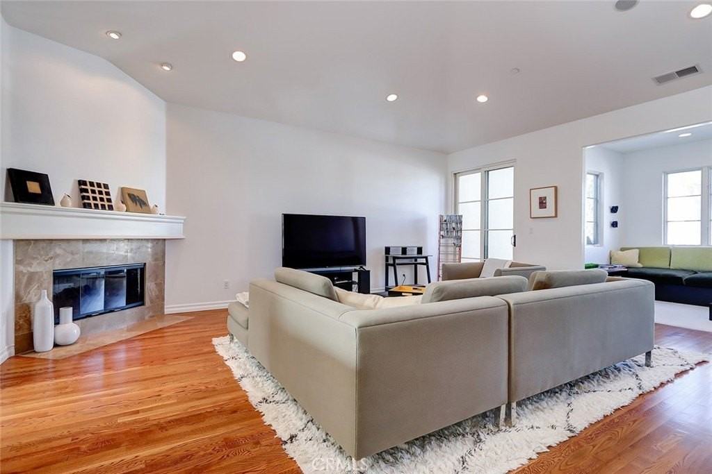 514 Manhattan Beach Blvd - Photo 7 of 28