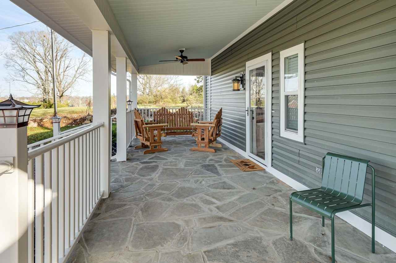 335 E Hill Ave - Photo 2 of 32