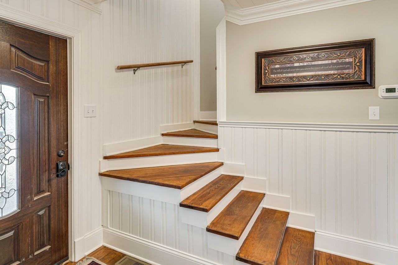 335 E Hill Ave - Photo 4 of 32