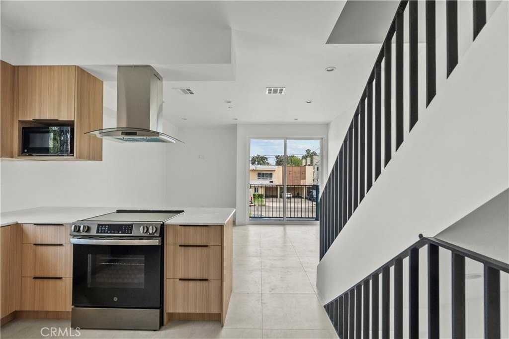 13942 Vanowen St - Photo 5 of 21