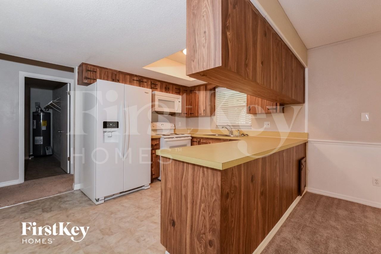 833 Pine Forest Trl W - Photo 4 of 15