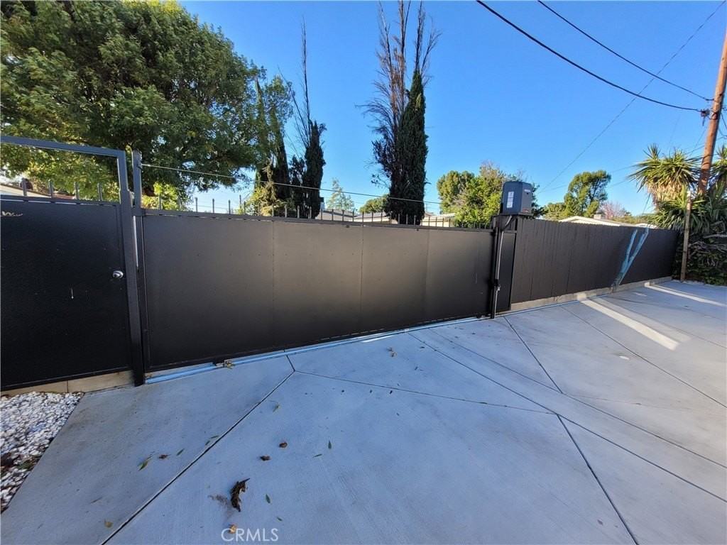 8603 Delco Ave - Photo 3 of 50