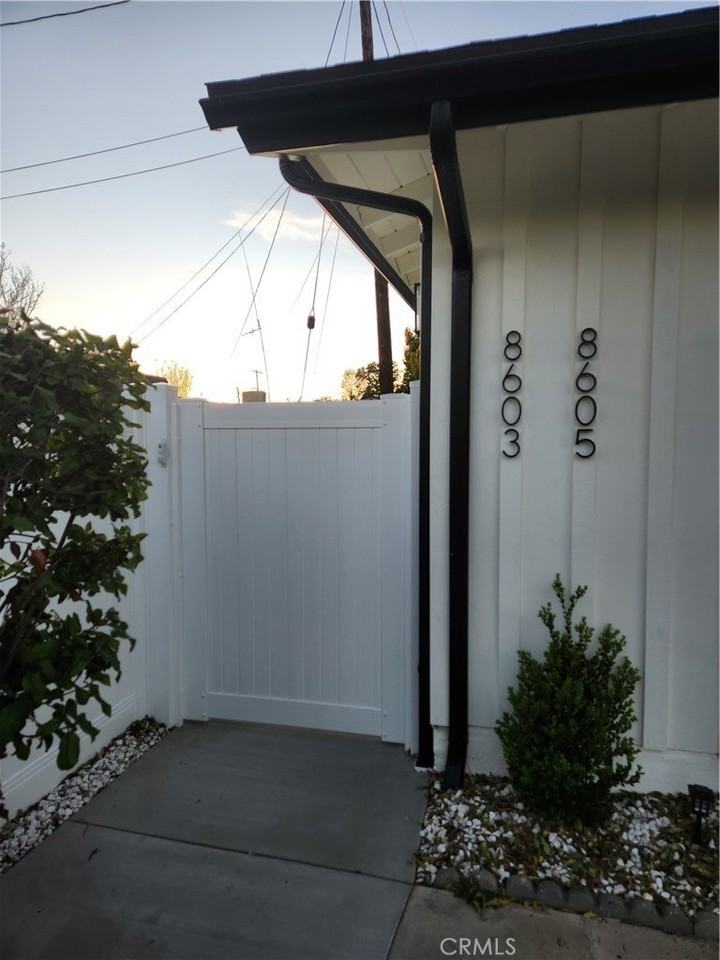 8605 Delco Ave - Photo 6 of 50