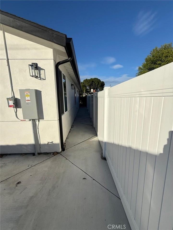 8605 Delco Ave - Photo 7 of 50