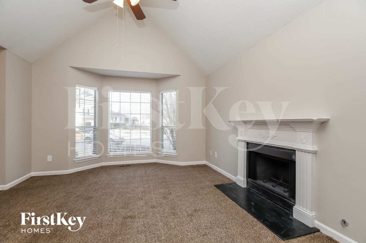 1404 Chapel Hill Ln Sw - Photo 3 of 18