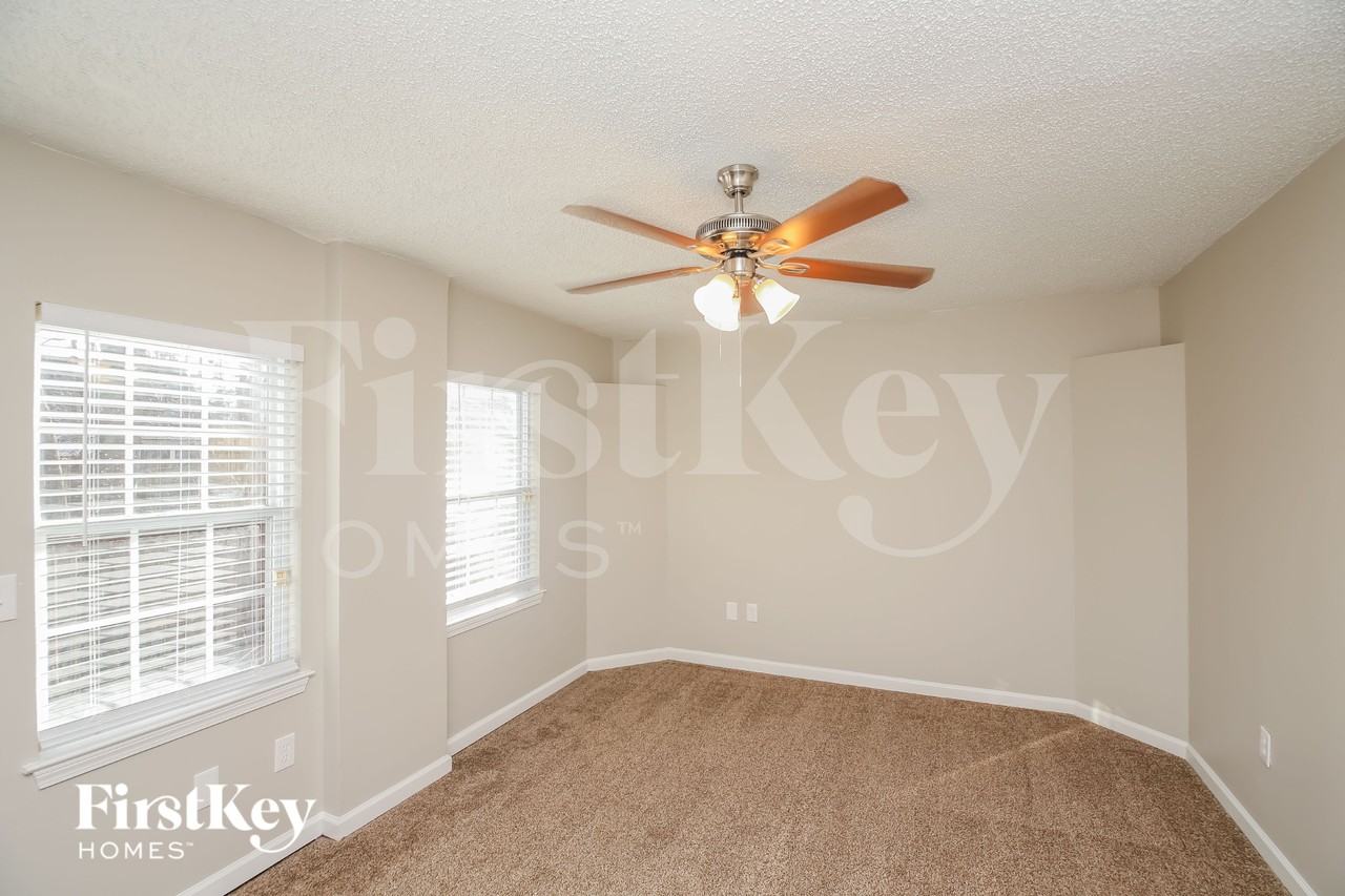 1404 Chapel Hill Ln Sw - Photo 5 of 18