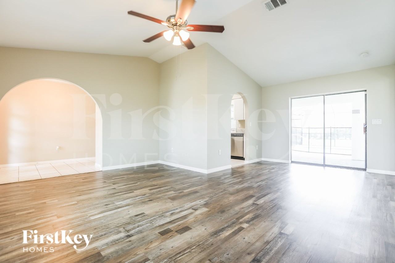 23502 Shelby Ave - Photo 2 of 16