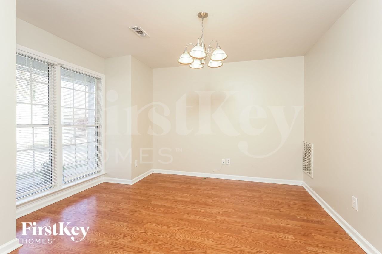 3121 Southampton Dr - Photo 4 of 16