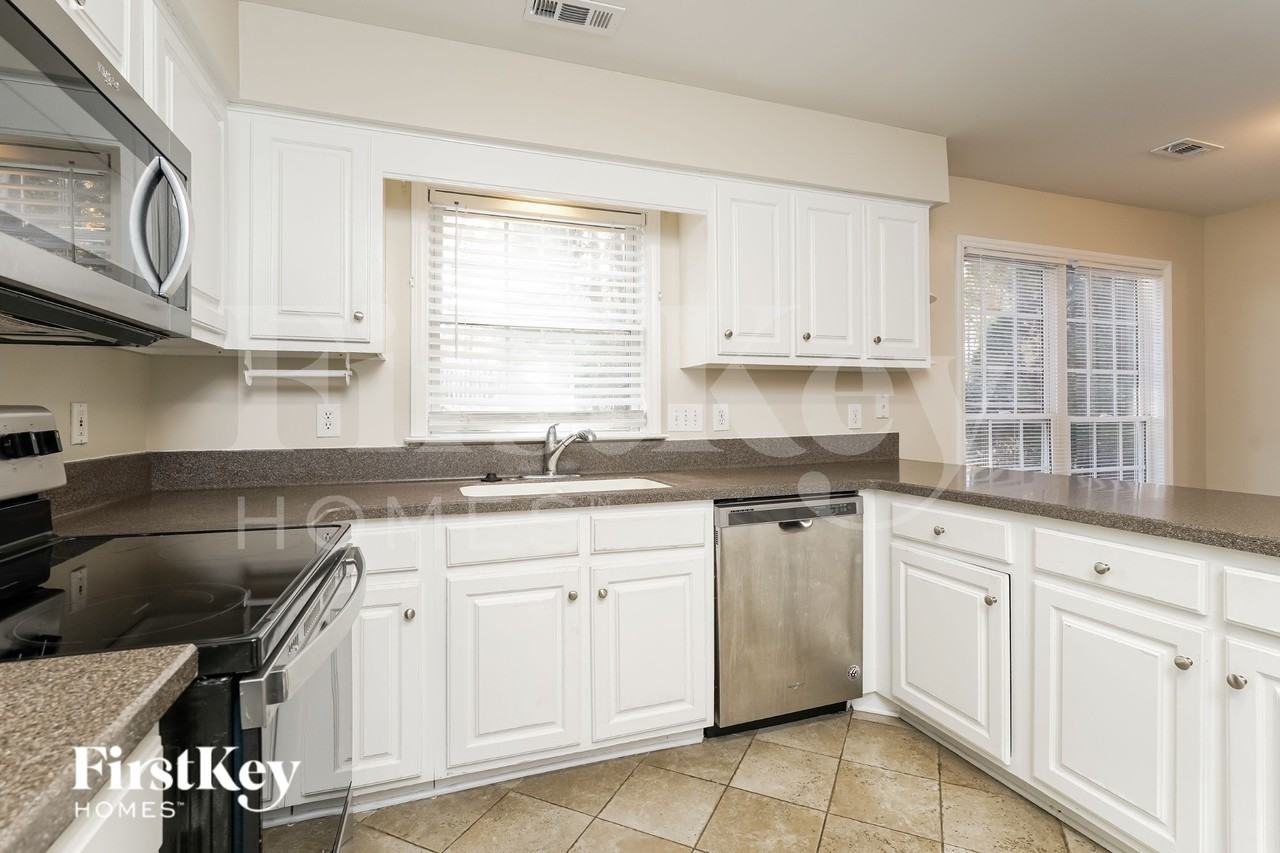 3121 Southampton Dr - Photo 6 of 16