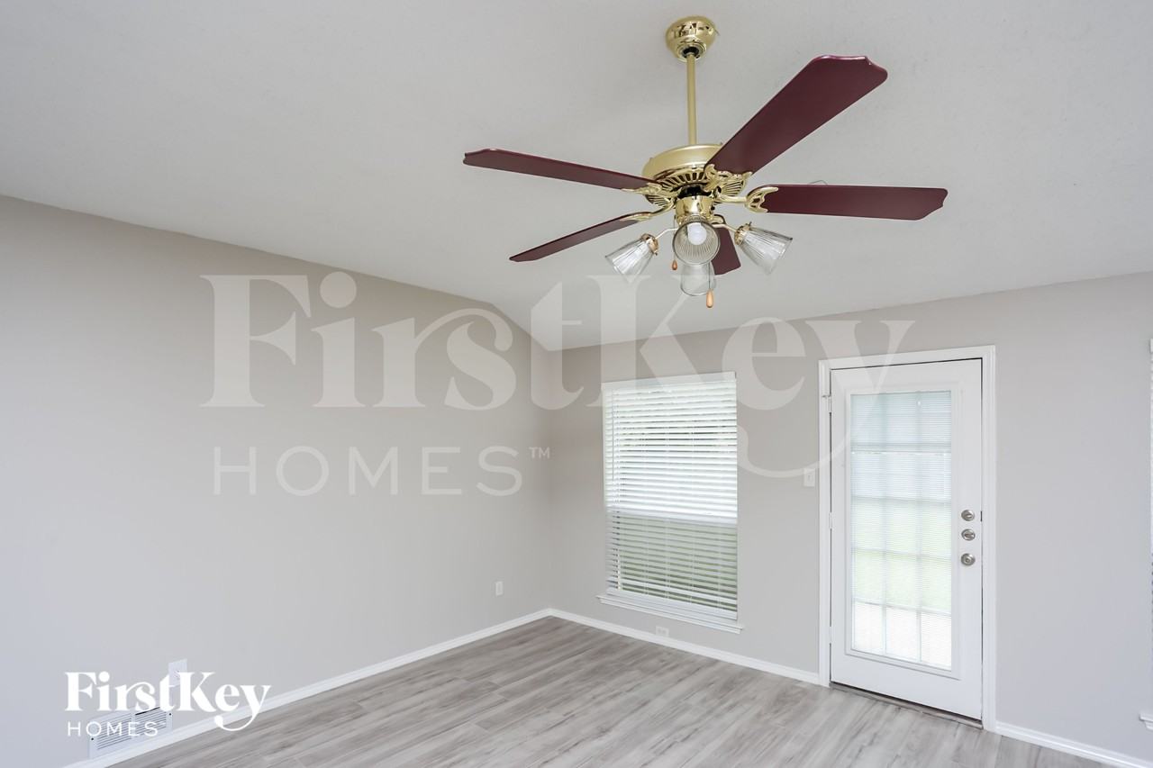 433 Asbury Dr - Photo 4 of 18