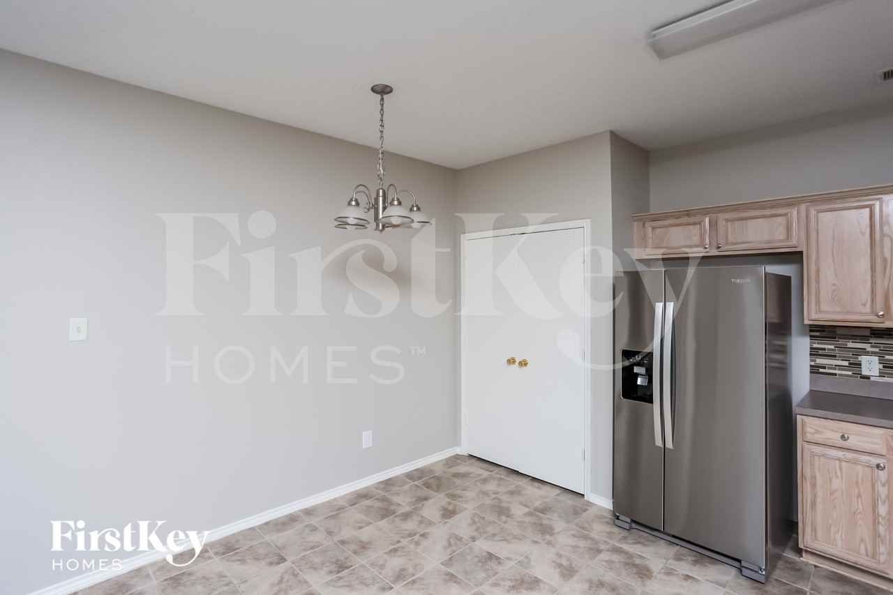 433 Asbury Dr - Photo 6 of 18