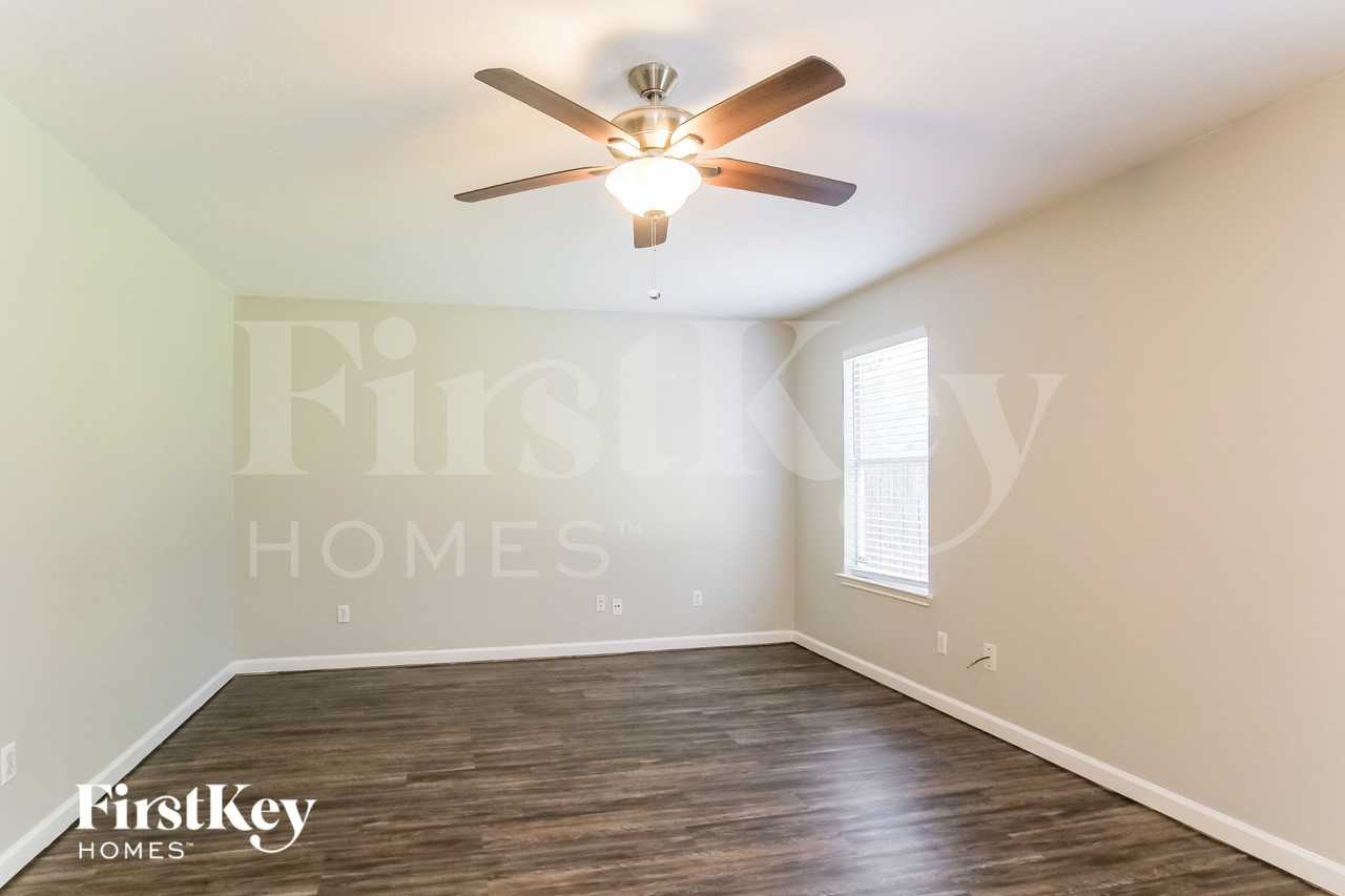 1910 Emerald Pathway Dr - Photo 3 of 18