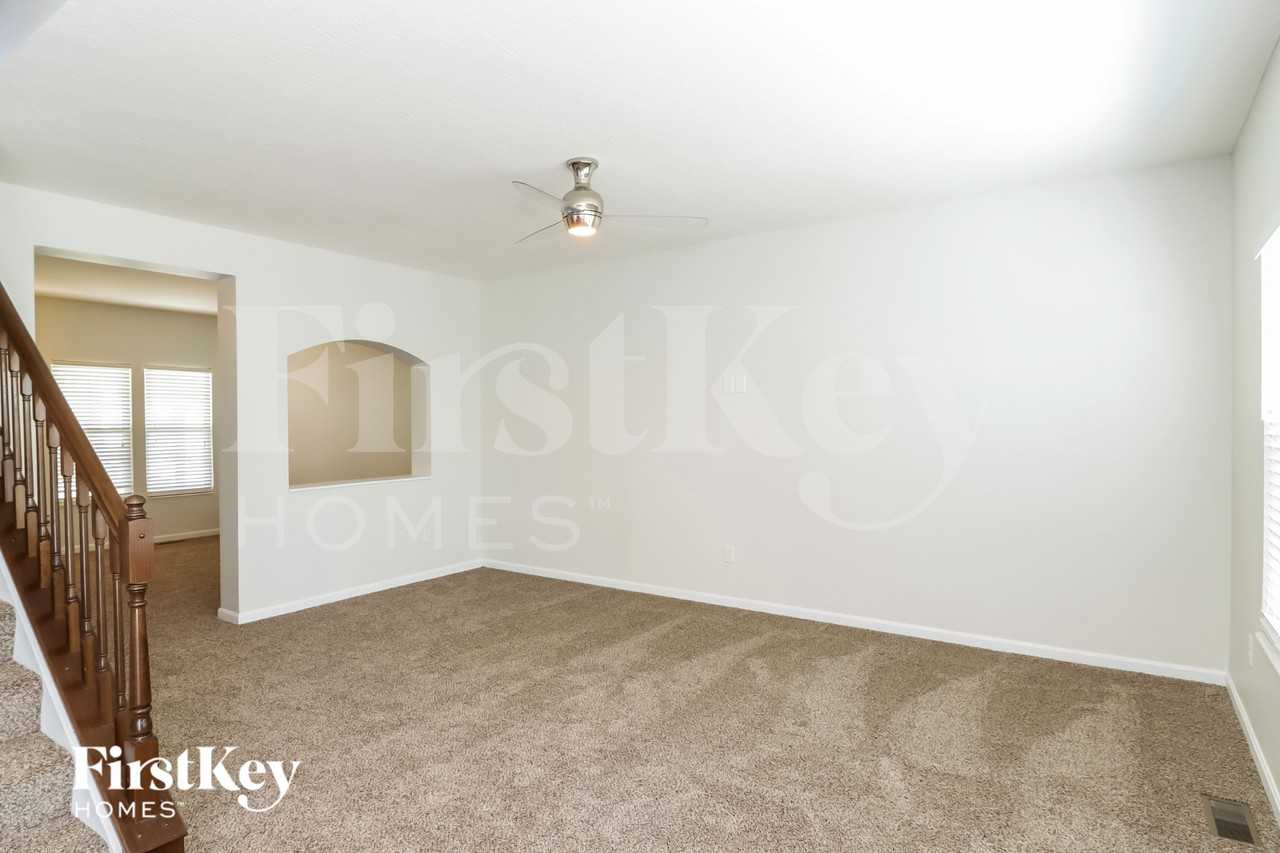 1081 Carrington Pl - Photo 2 of 18