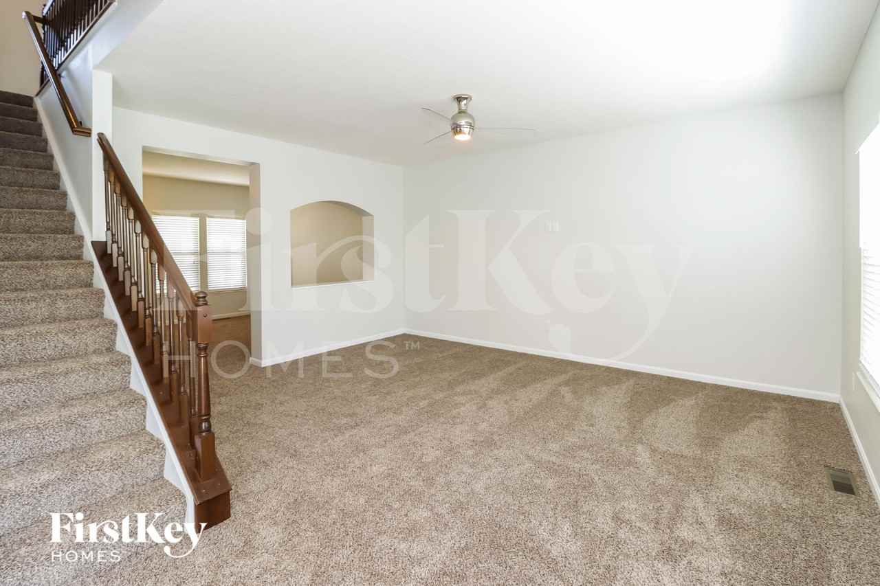 1081 Carrington Pl - Photo 3 of 18