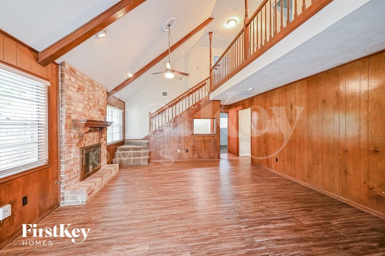 3806 Fairvalley Dr - Photo 3 of 15