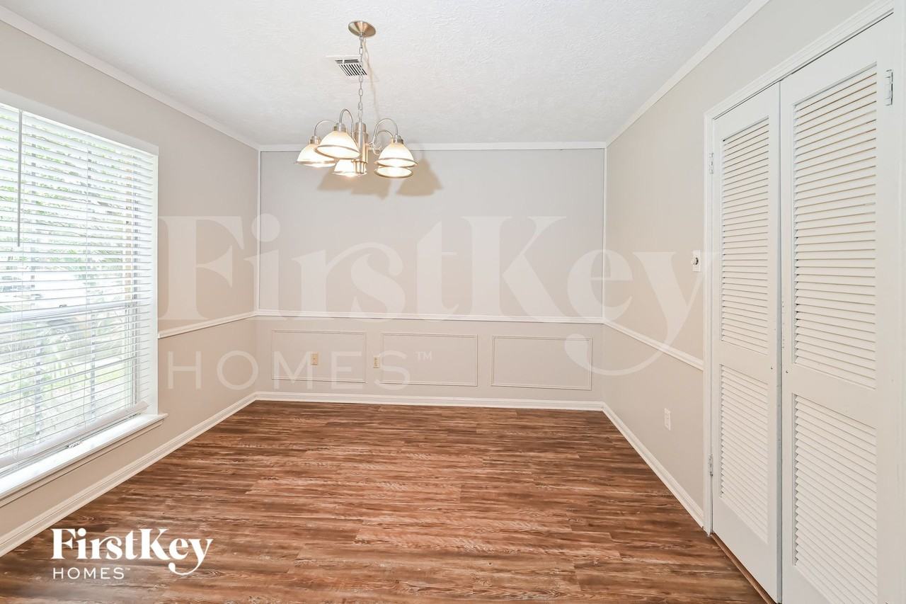 3806 Fairvalley Dr - Photo 4 of 15