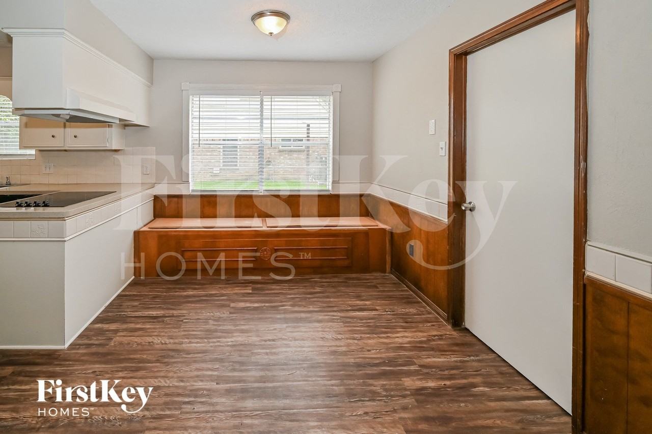 3806 Fairvalley Dr - Photo 6 of 15