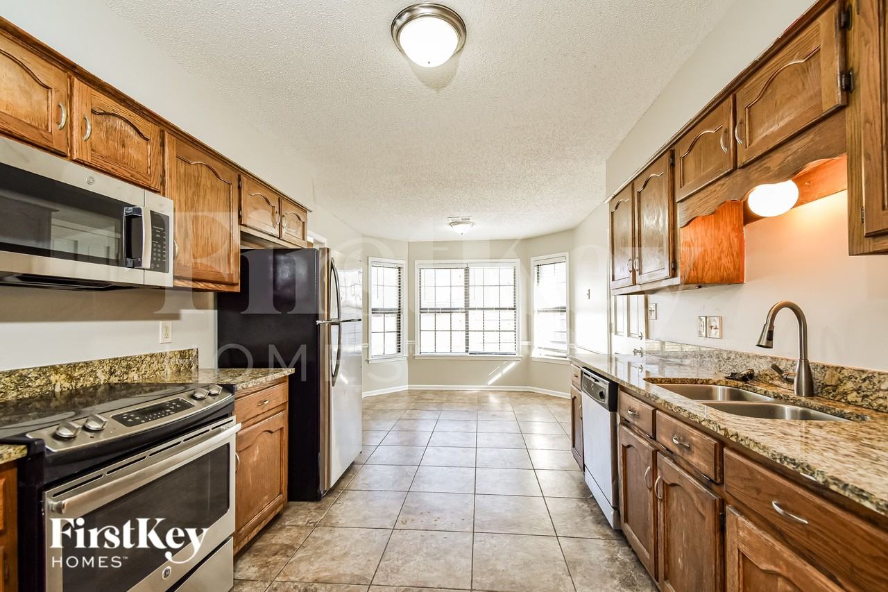 7600 Lowrance Rd - Photo 7 of 19