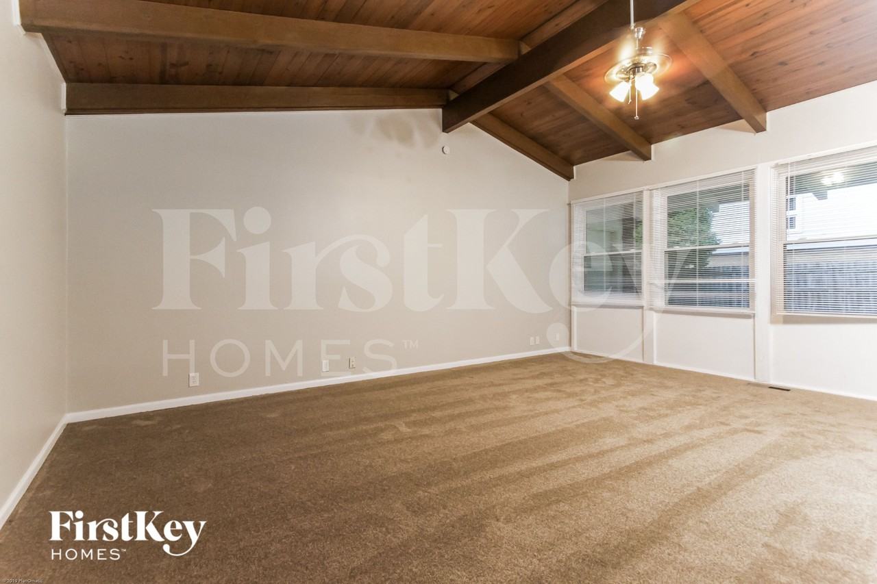 4913 Victoria Rd - Photo 4 of 18