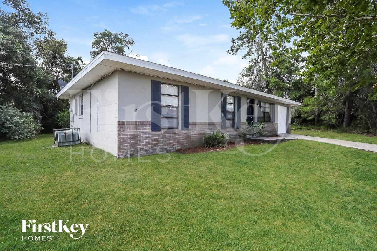 2872 Hunt Cir - Photo 2 of 15