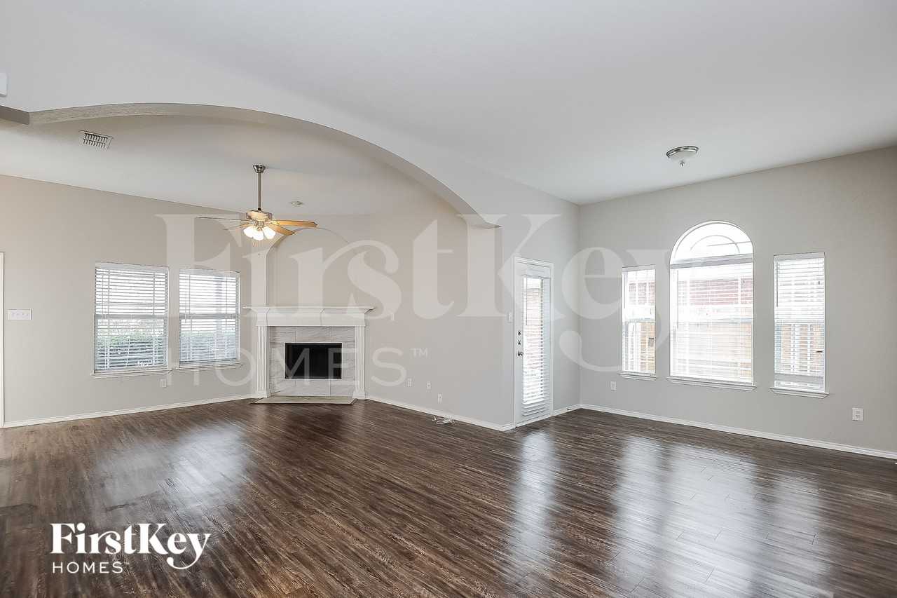 2508 Esquire Dr - Photo 4 of 18