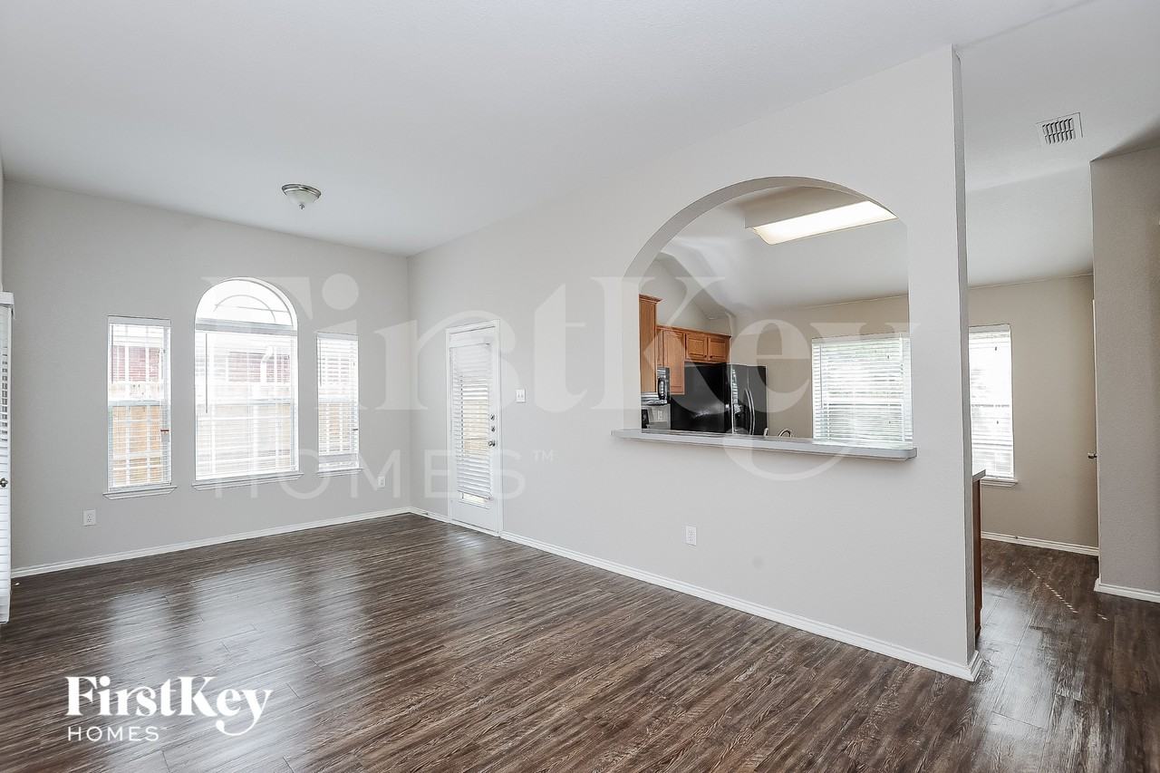 2508 Esquire Dr - Photo 6 of 18