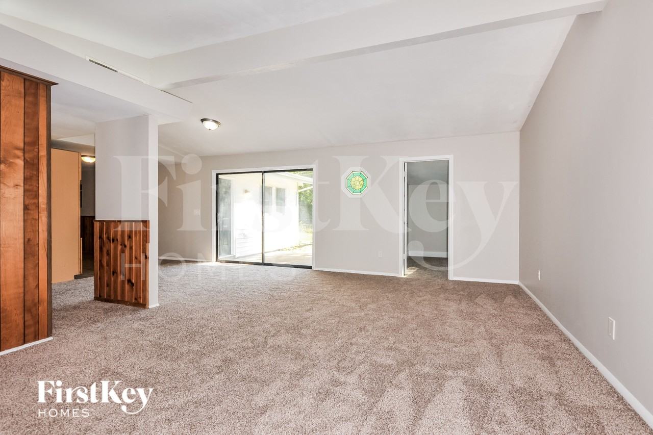 2440 Cherry Ln - Photo 4 of 16