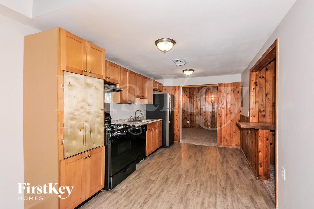 2440 Cherry Ln - Photo 5 of 16