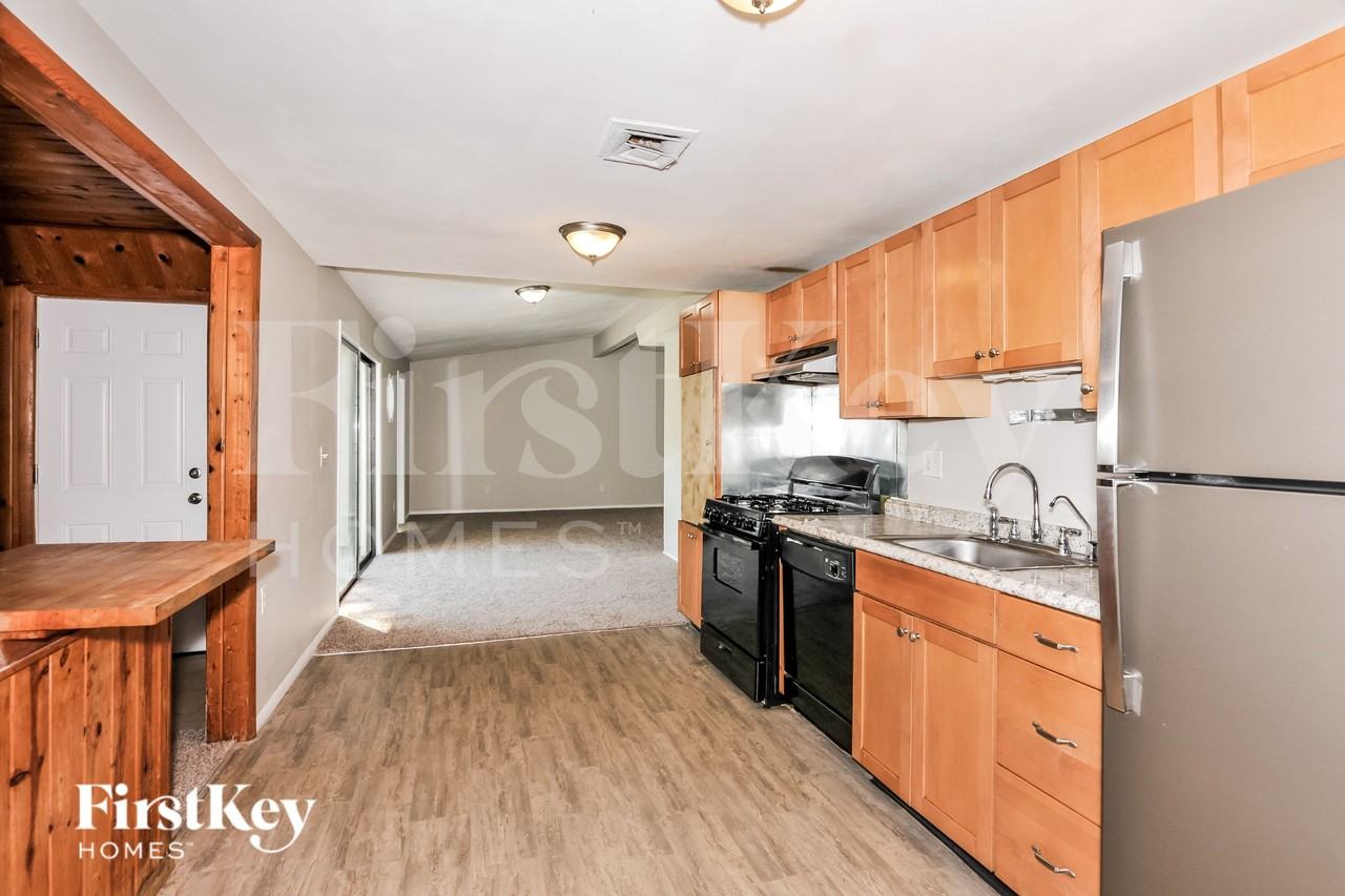 2440 Cherry Ln - Photo 6 of 16