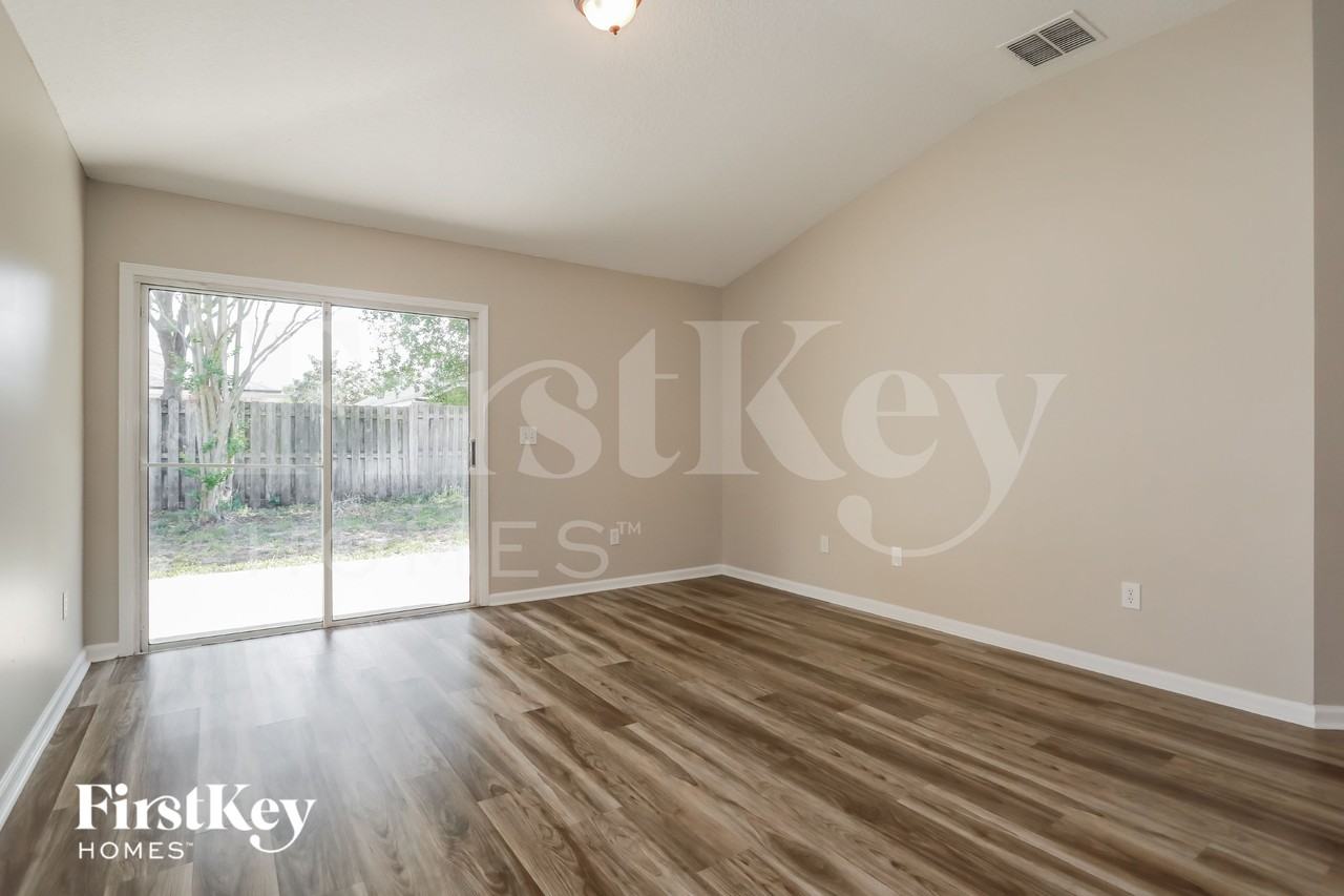 2424 Willowbend Dr - Photo 4 of 15