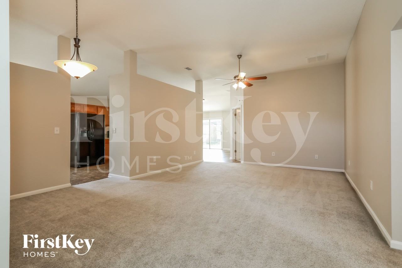 2424 Willowbend Dr - Photo 5 of 15