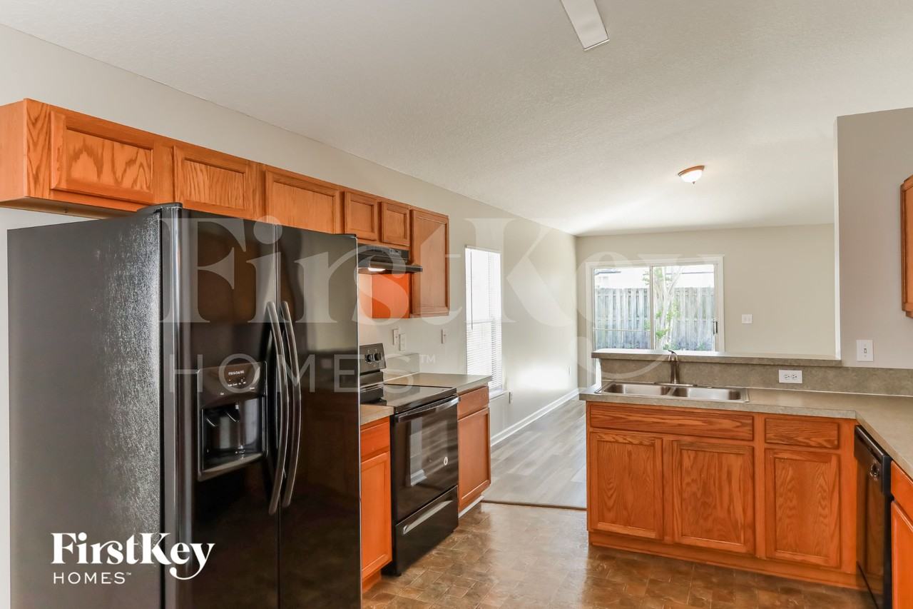 2424 Willowbend Dr - Photo 6 of 15