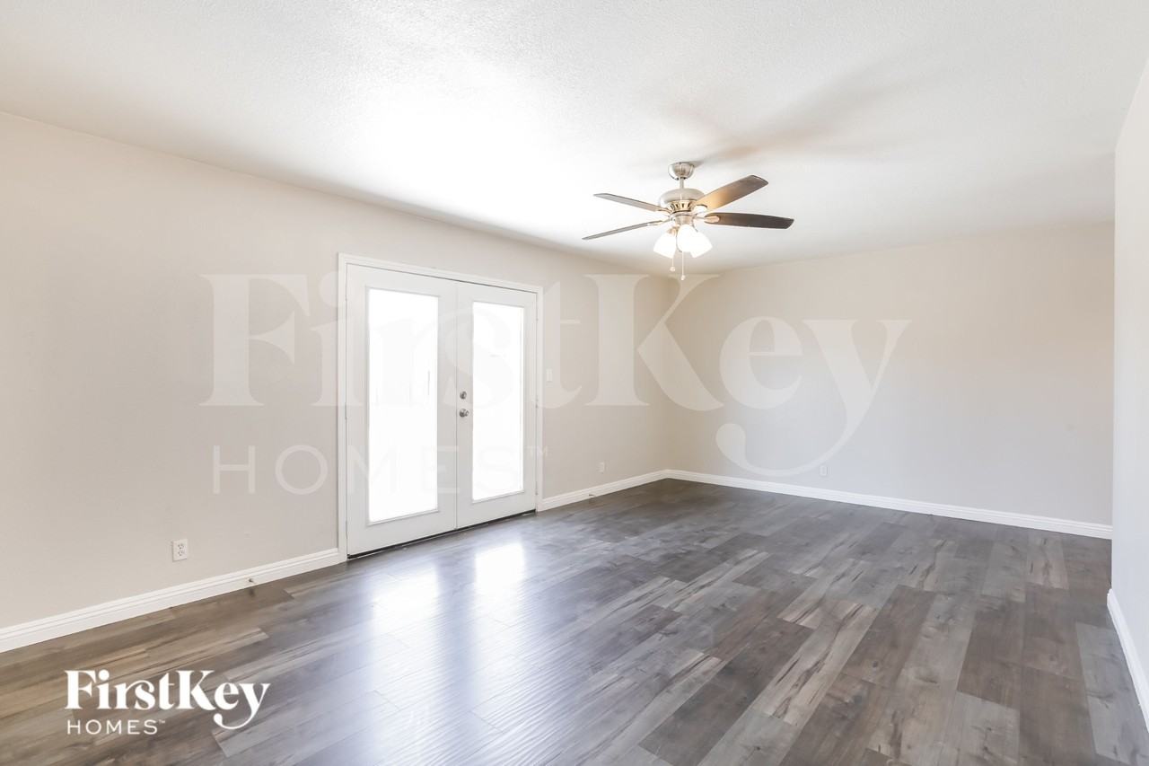 1121 Bluff Ave - Photo 3 of 16