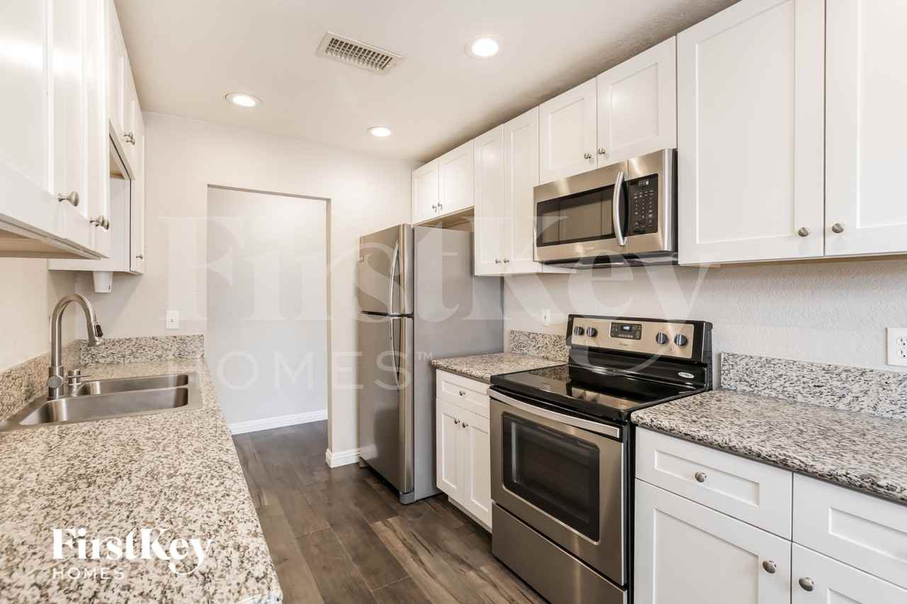 1121 Bluff Ave - Photo 5 of 16