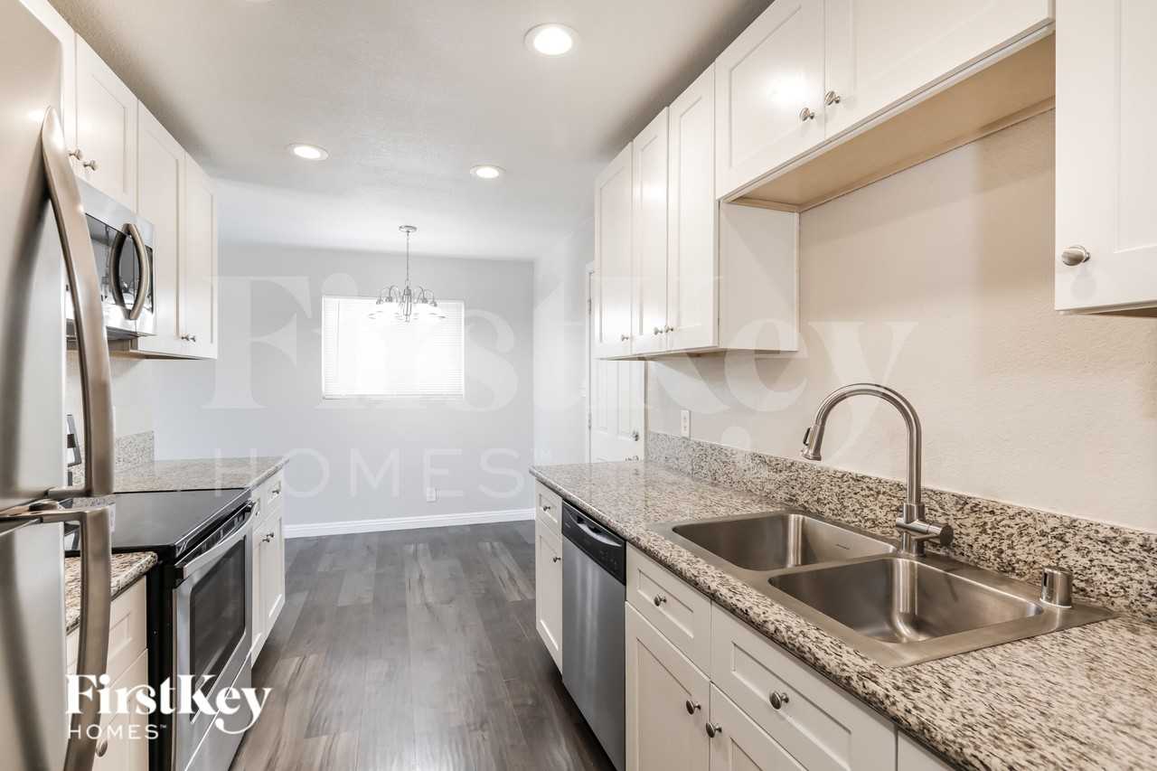 1121 Bluff Ave - Photo 6 of 16