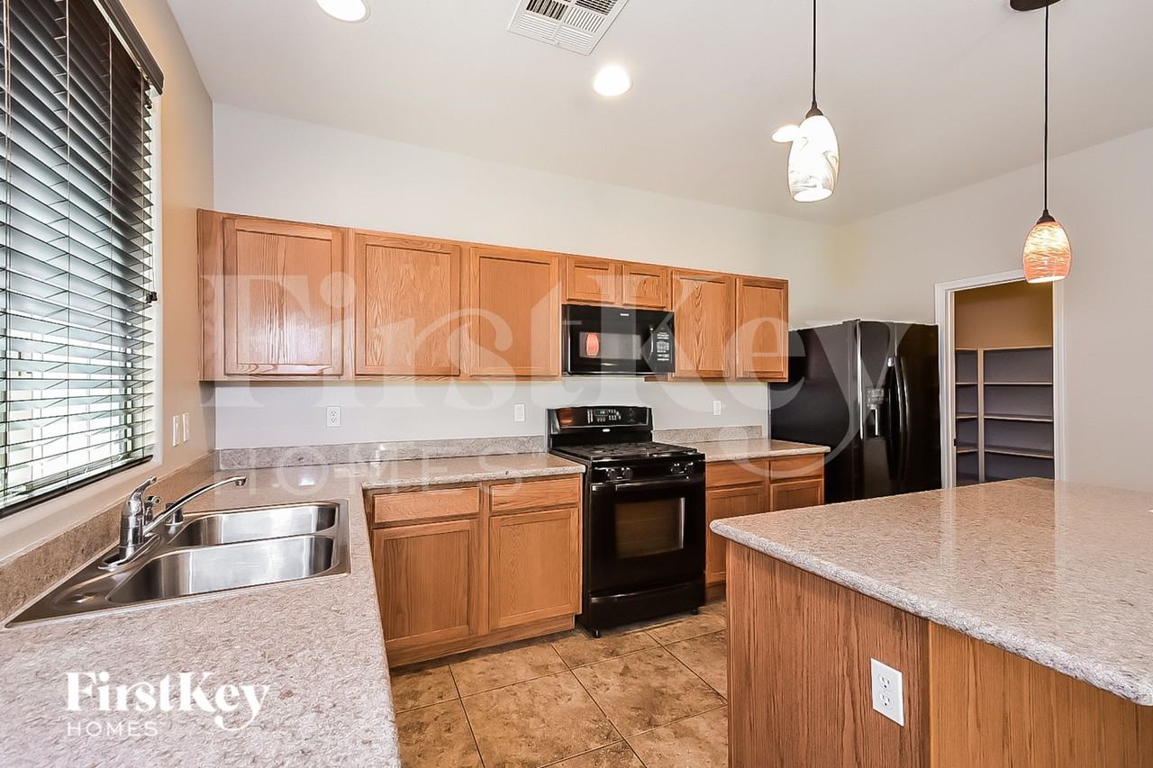 10041 Barengo Ave - Photo 5 of 15