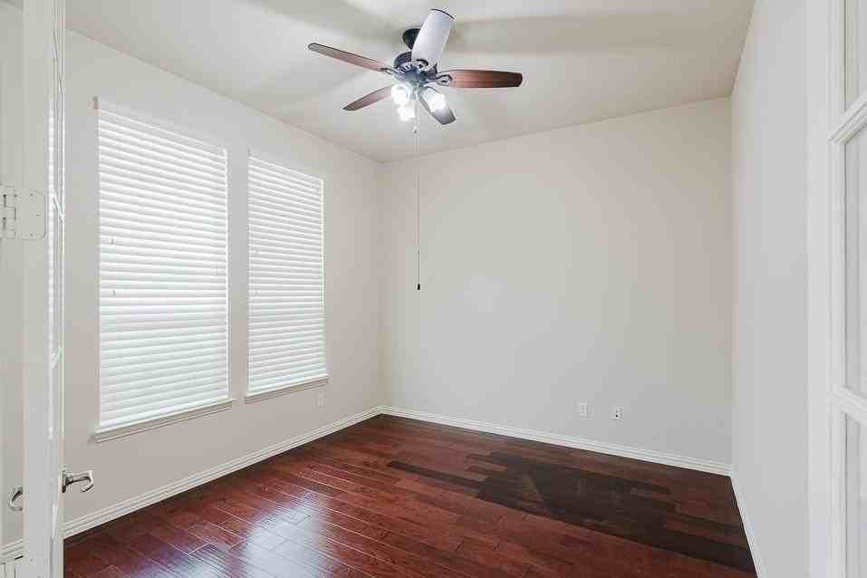 10809 Grecian Dr - Photo 4 of 40