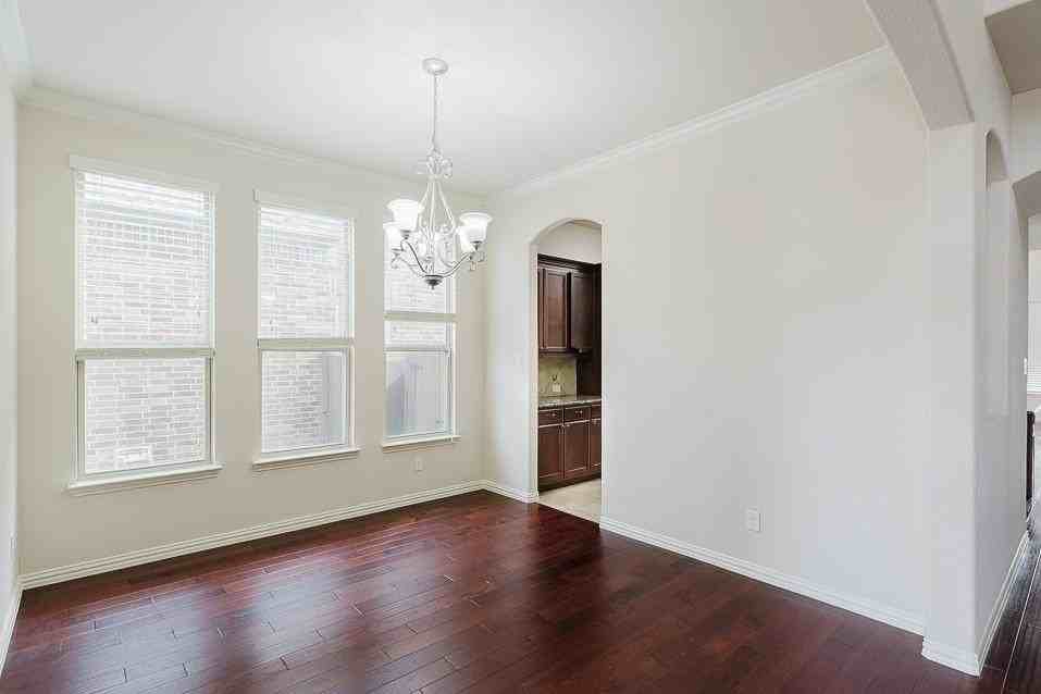 10809 Grecian Dr - Photo 5 of 40