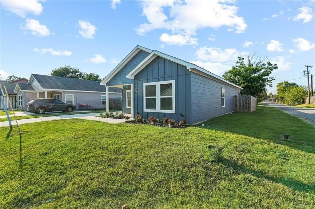 2731 Rogers St - Photo 2 of 20