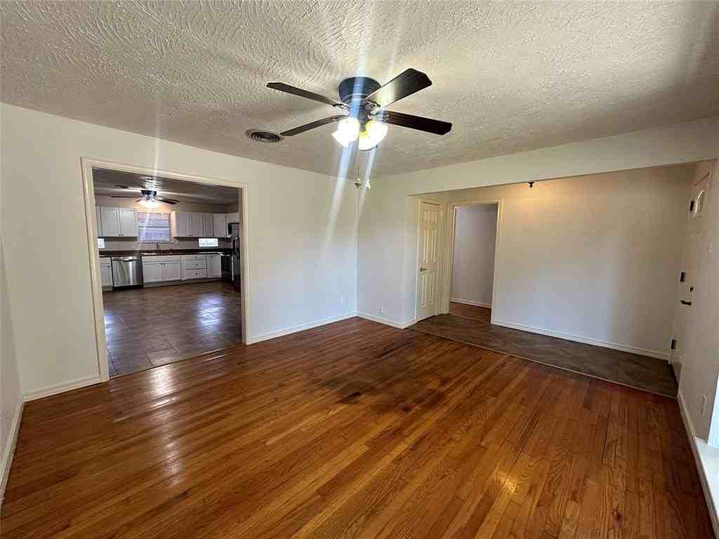 2424 Dorrington Dr - Photo 5 of 34