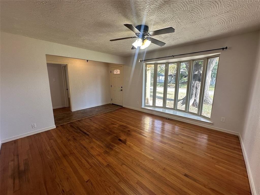 2424 Dorrington Dr - Photo 6 of 34