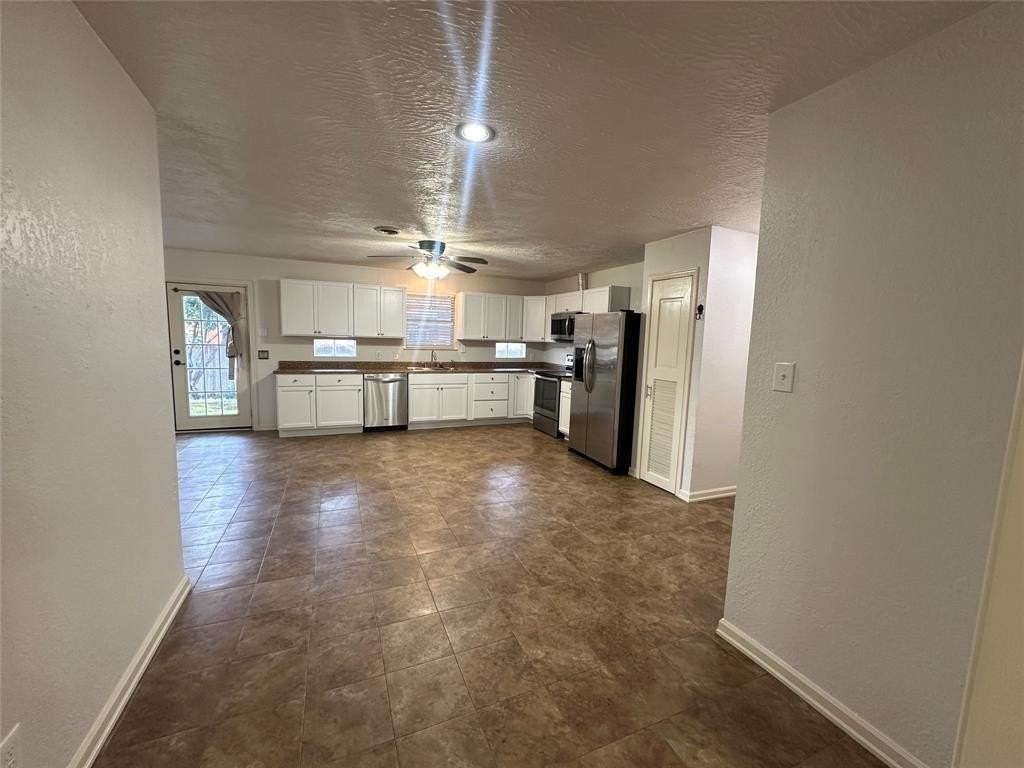 2424 Dorrington Dr - Photo 7 of 34