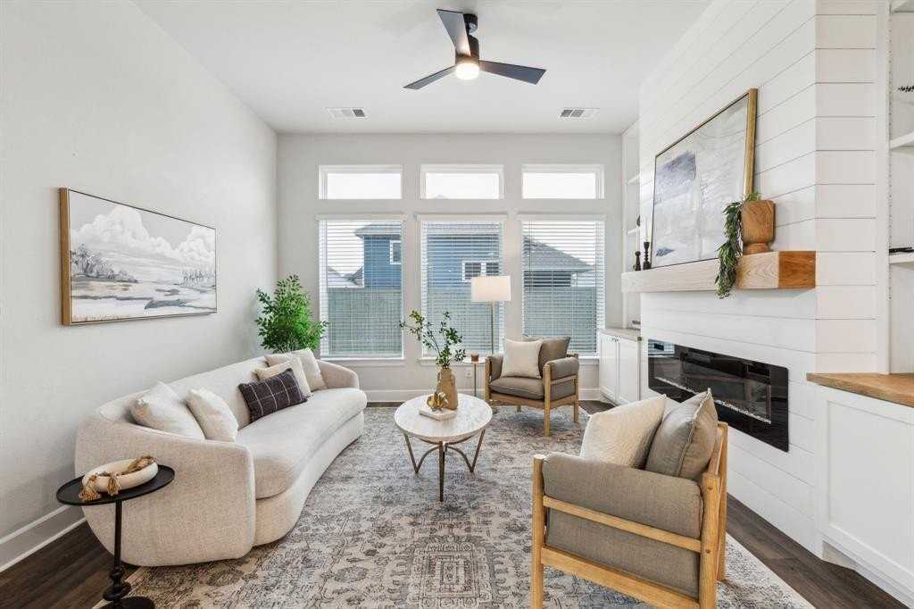 2417 Robin Way - Photo 2 of 24