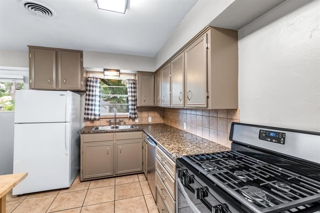 704 Downing Dr - Photo 6 of 20