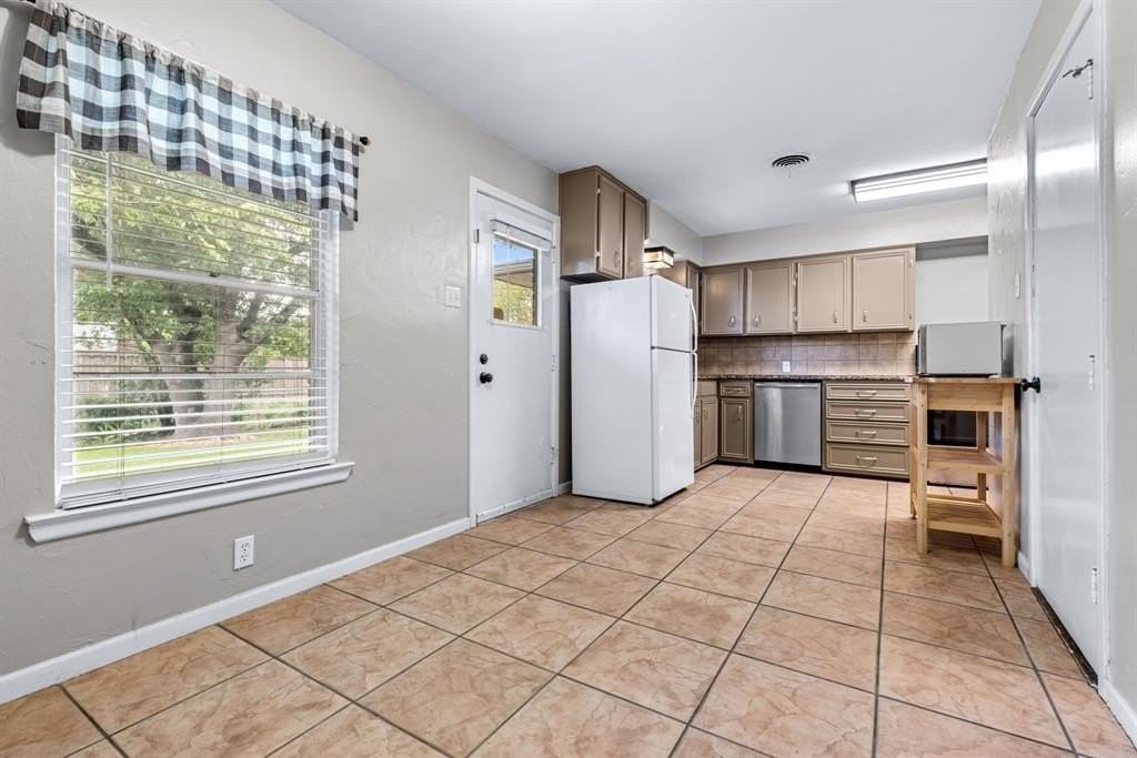 704 Downing Dr - Photo 7 of 20