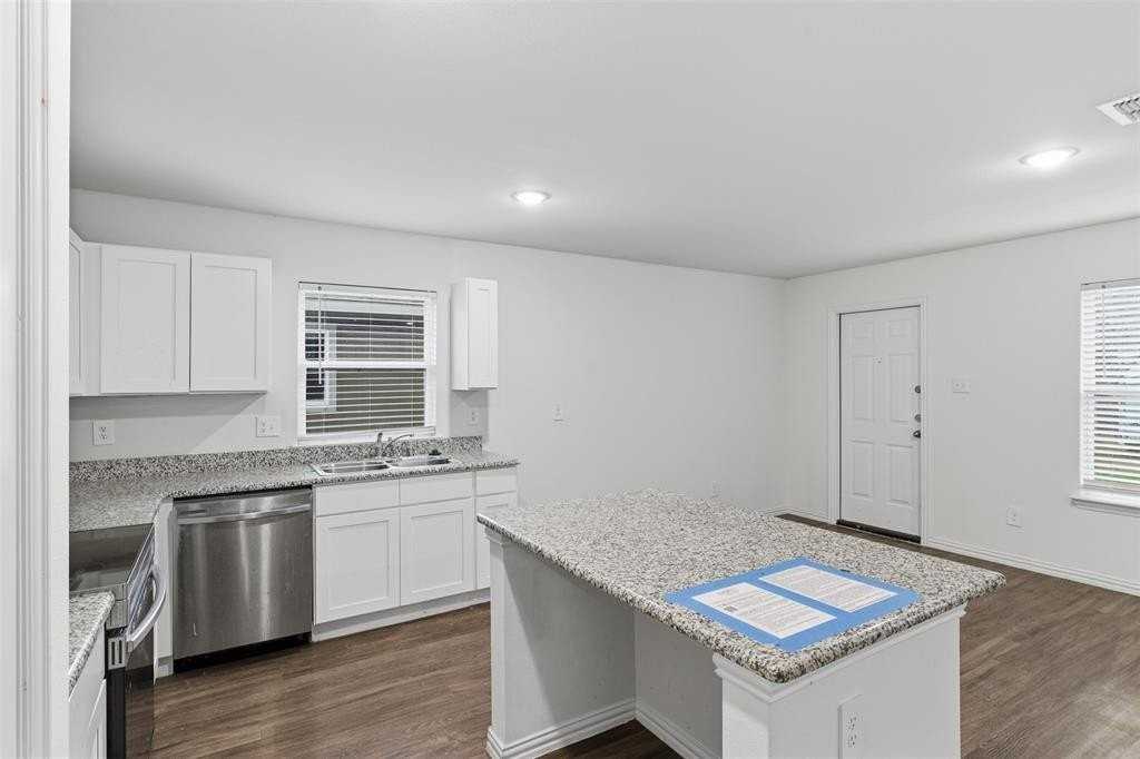 104 Holiday Dr - Photo 6 of 25