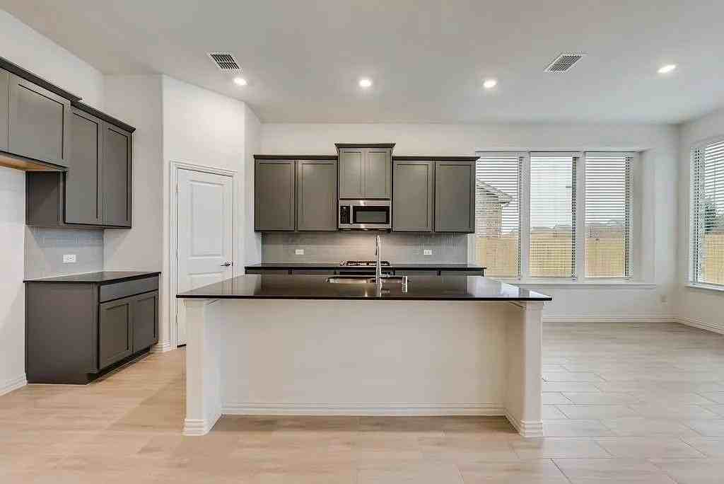 3900 Falcon Fld - Photo 4 of 12