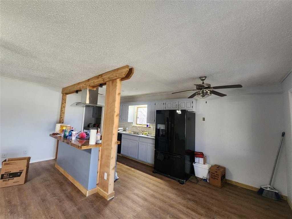 803 10th St - Photo 4 of 12