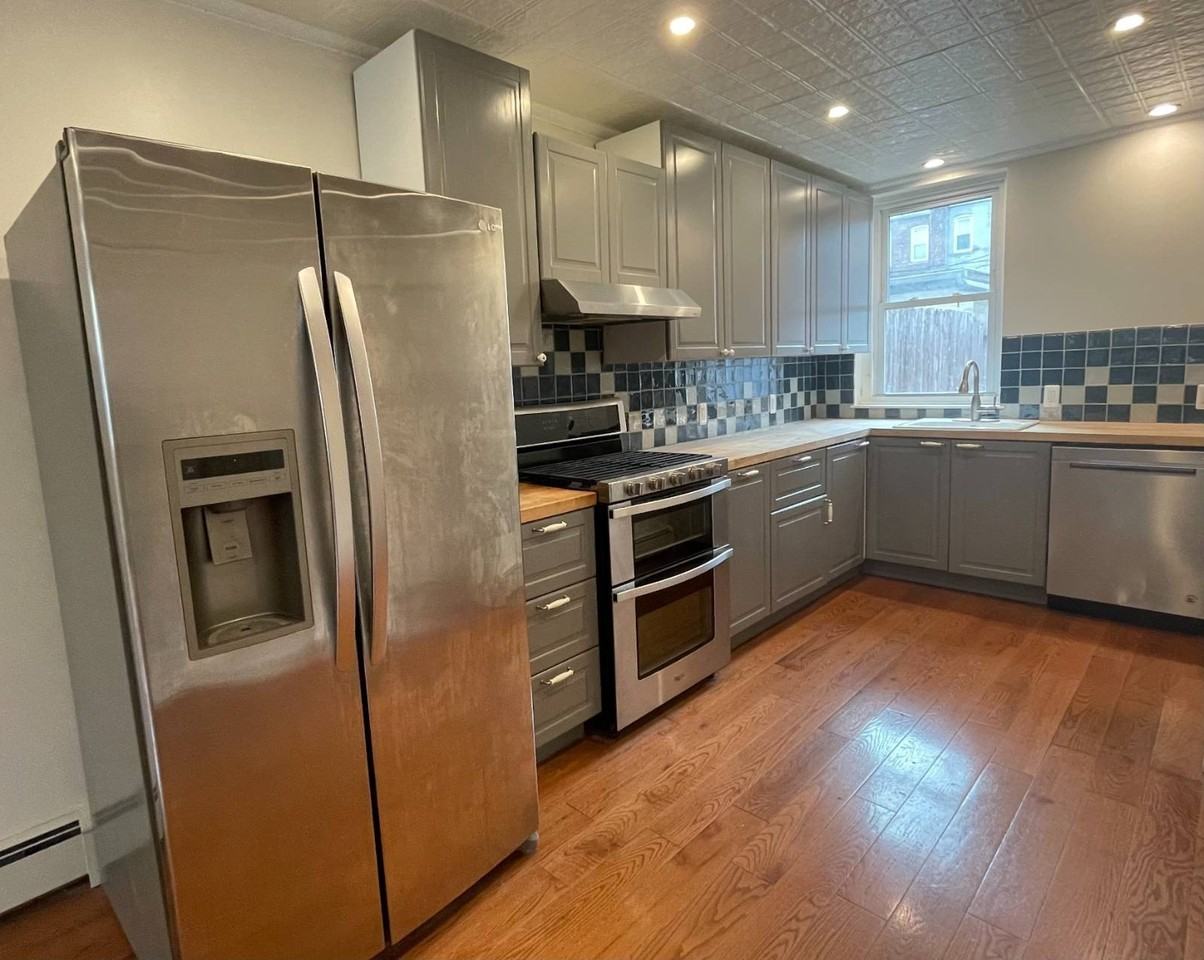 682 E 42nd St #1 - Photo 3 of 11