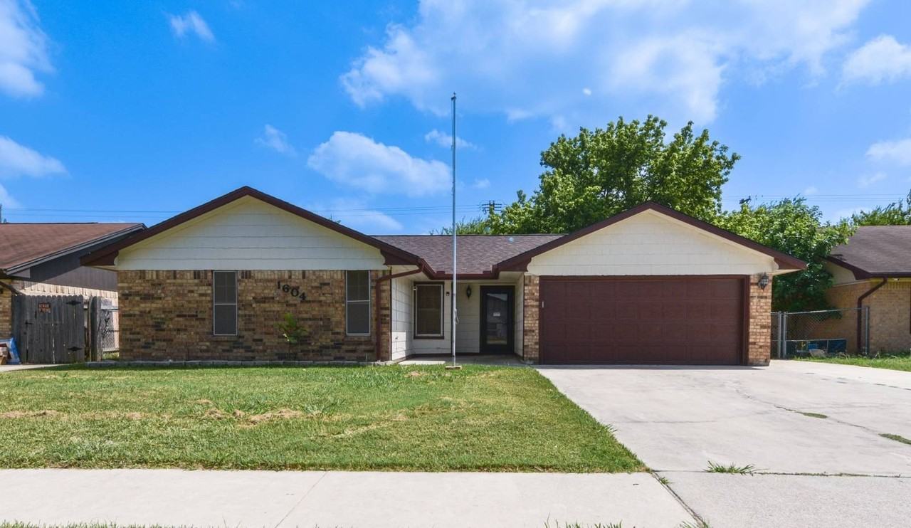 1604 Edgefield St - Photo 2 of 8